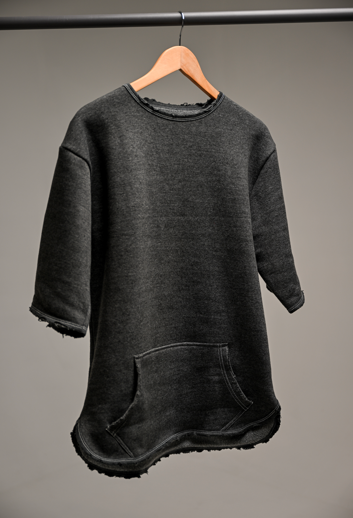 SHRTSLV - Dark heather grey w/ sky blue