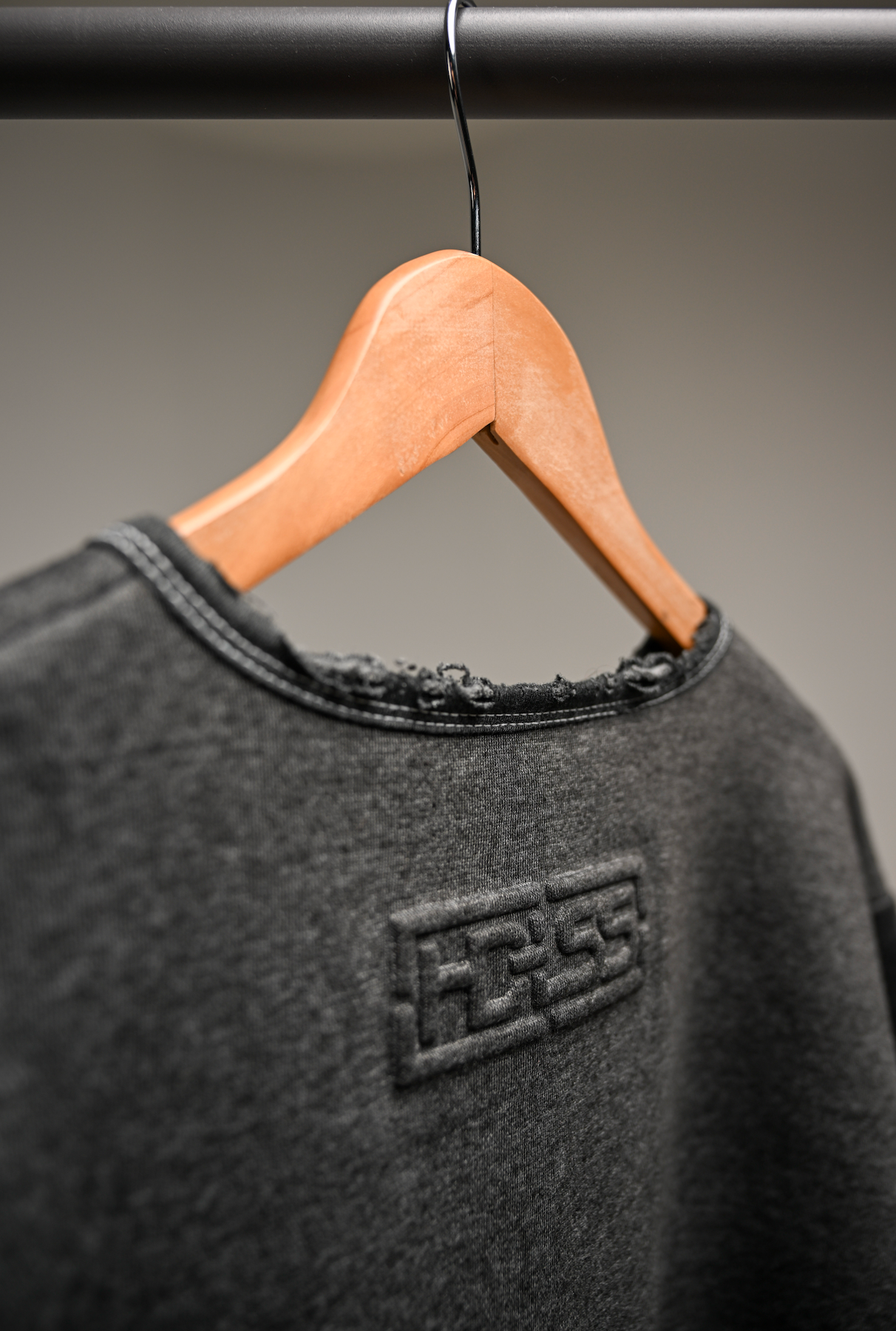 SHRTSLV - Dark heather grey w/ sky blue