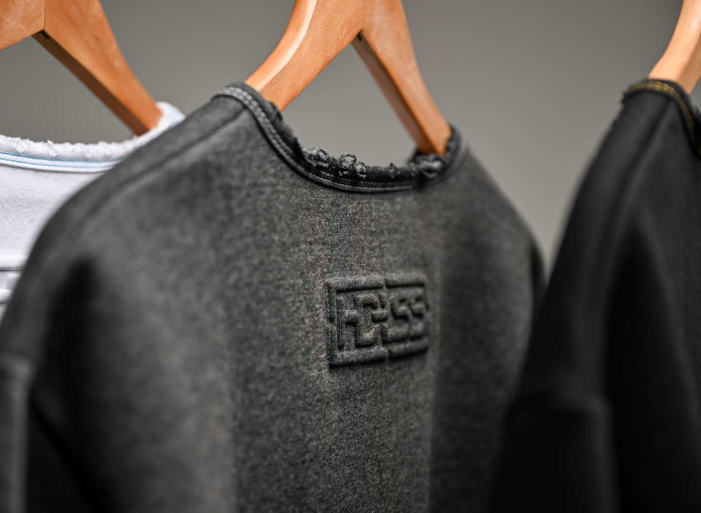 SHRTSLV - Dark heather grey w/ sky blue